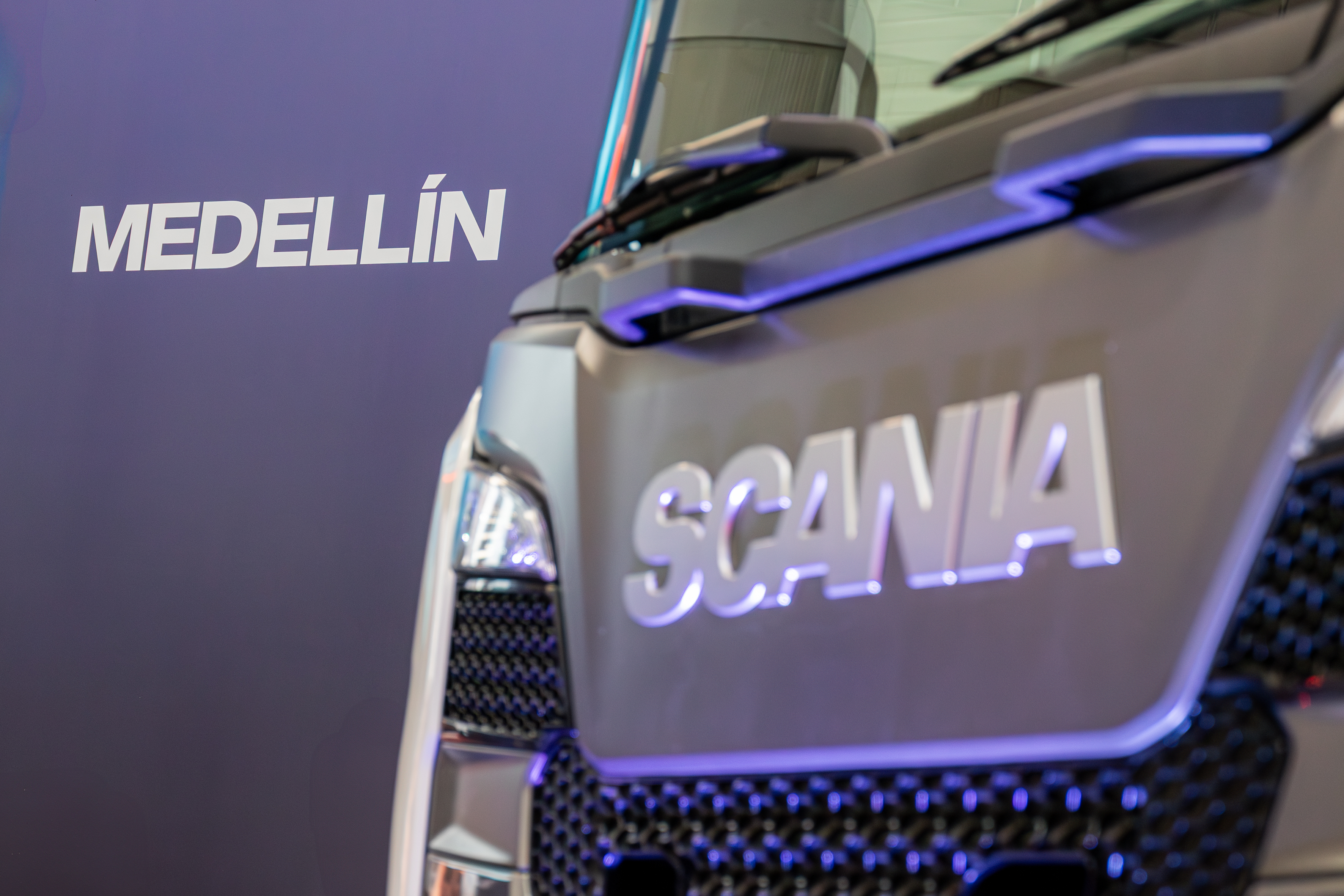 ● Scania inaugura una nueva sede en Medellín como parte de su compromiso con el desarrollo de una red de servicios 100% propia para potenciar el transporte en Colombia.

● Su ubicación estratégica, en una región que combina actividad industrial y tránsito hacia el norte del país, convierte a esta sede en una plataforma clave para el fortalecimiento y crecimiento de la marca en Colombia.