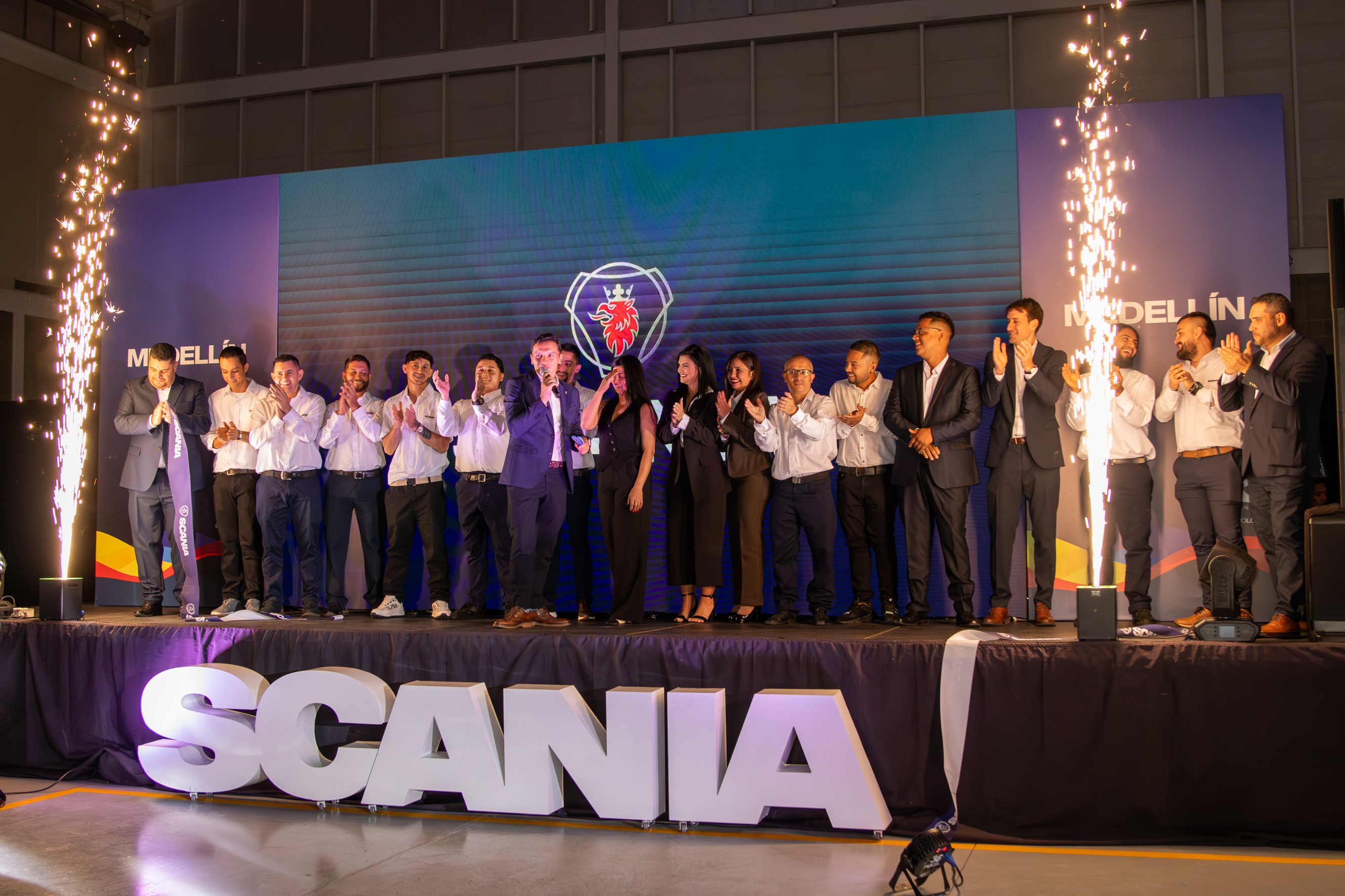 ● Scania inaugura una nueva sede en Medellín como parte de su compromiso con el desarrollo de una red de servicios 100% propia para potenciar el transporte en Colombia.

● Su ubicación estratégica, en una región que combina actividad industrial y tránsito hacia el norte del país, convierte a esta sede en una plataforma clave para el fortalecimiento y crecimiento de la marca en Colombia.