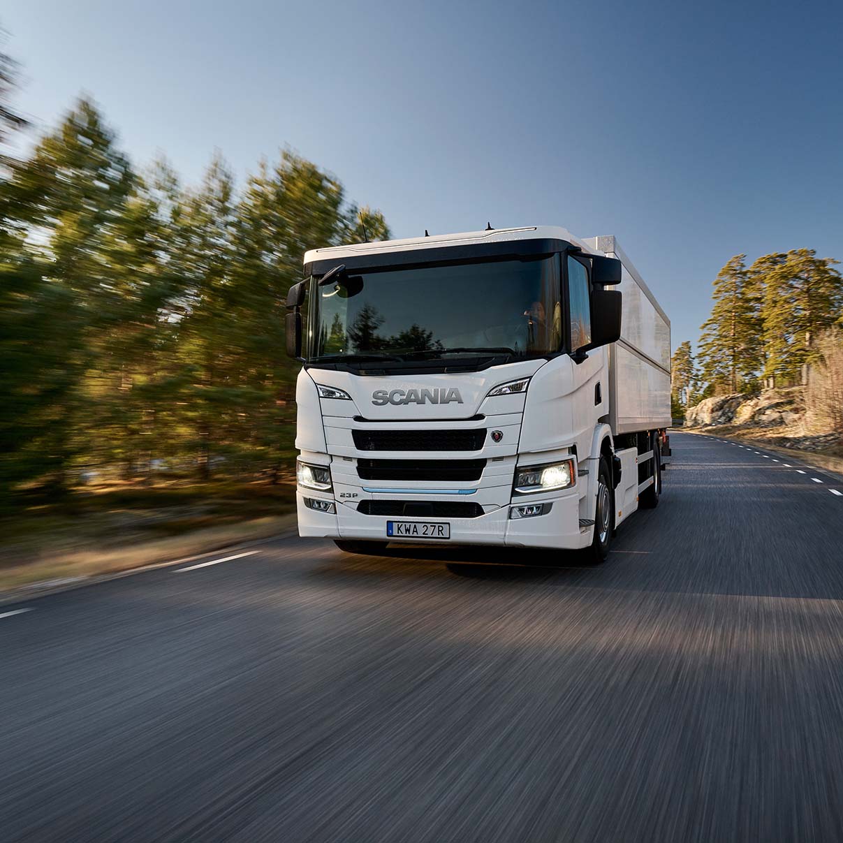 Scania ellastbil på landsväg