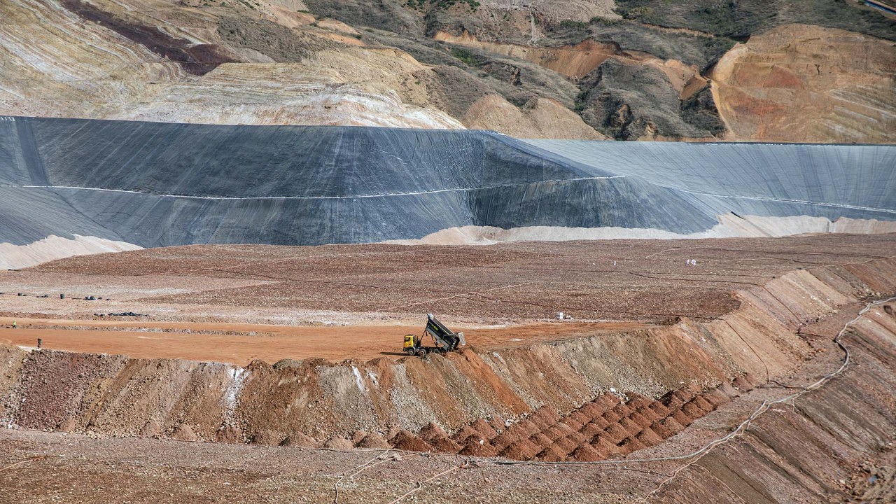 Transporte en camión de minería dentro de la mina Scania XT serie g 