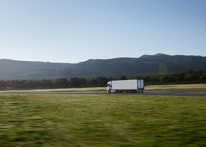 Камион Scania в далечината