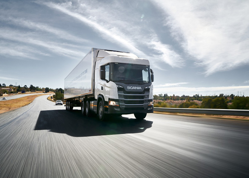 Камион Scania на пътя
