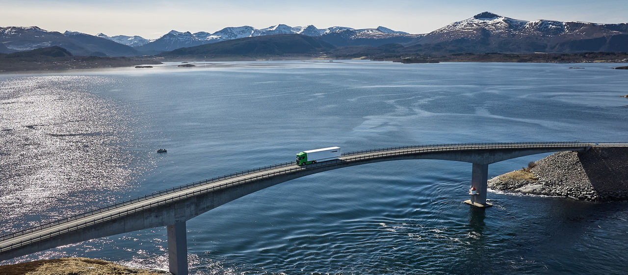 Auf einer Brücke fahrender Lkw
