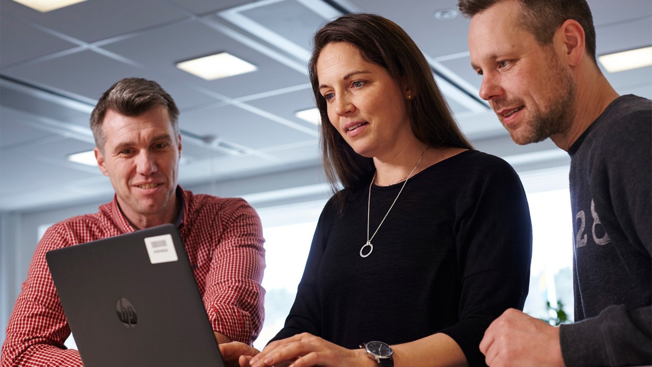 Empleados conversando