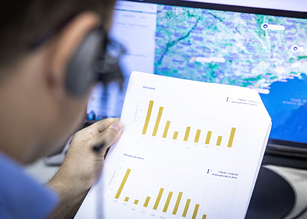 Hombre mirando gráficos