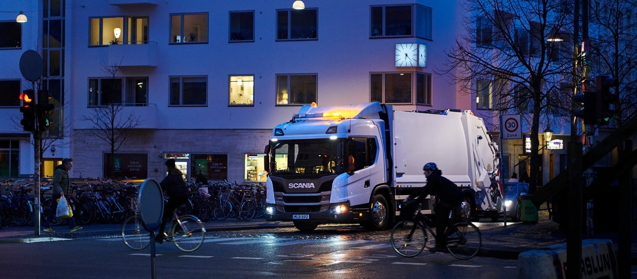 Camión urbano en la carretera