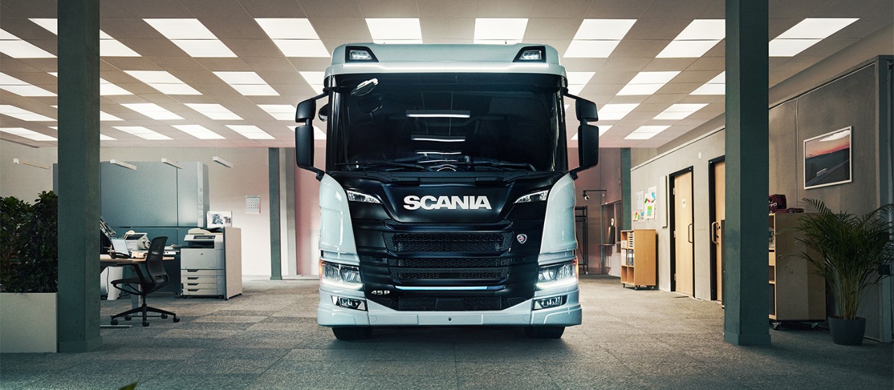 Scania eldriven lastbil i kontorsmiljö