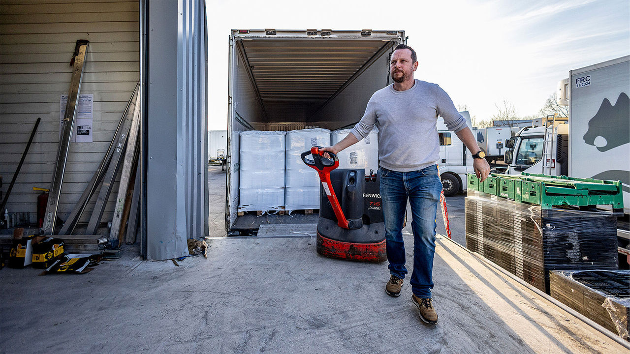 Positionnée sur la logistique régionale, STH intervient en amont du dernier kilomètre, entre plateformes et points de vente. Nicolas Hervé, responsable planning/gestion atelier, s’attèle ici au chargement d’un camion.