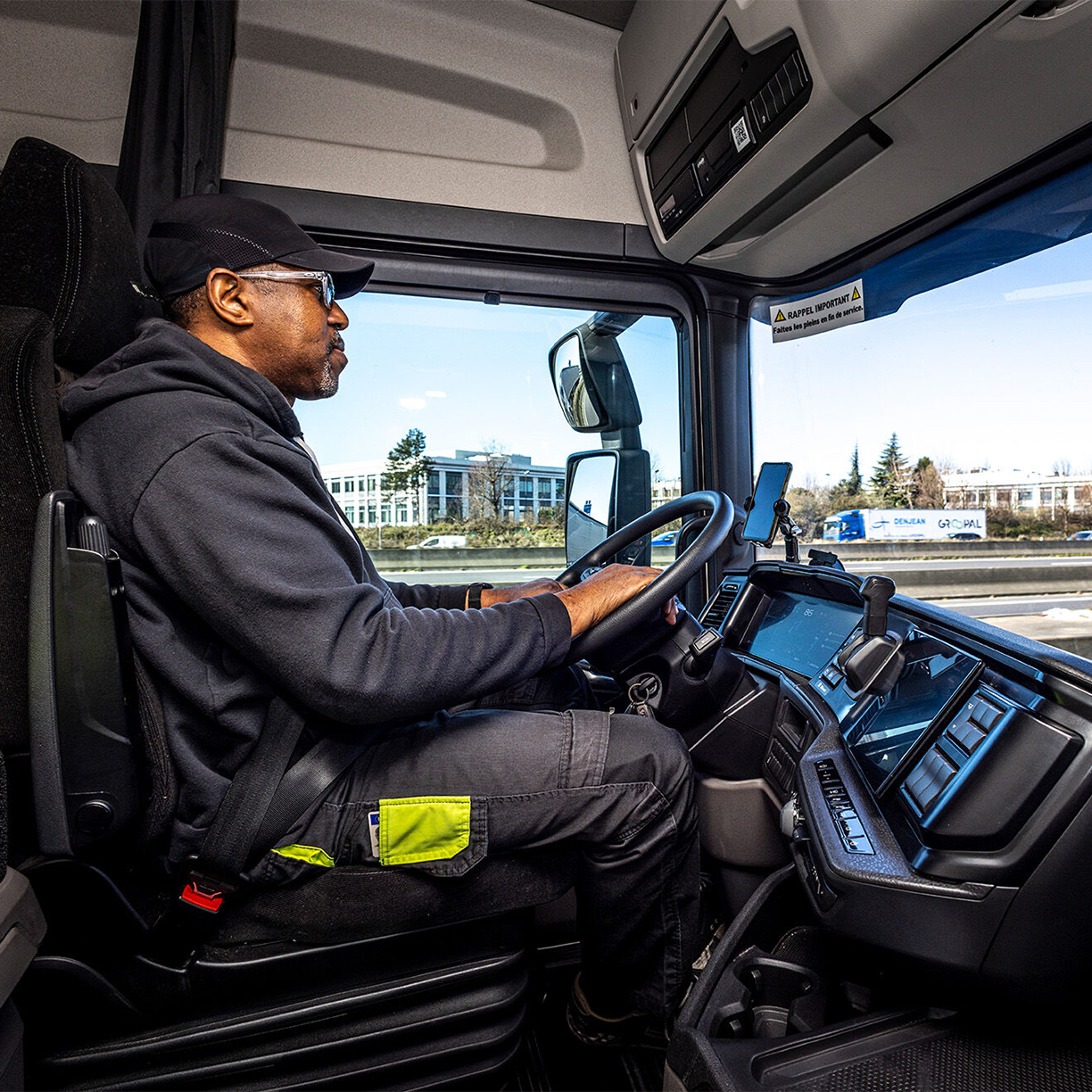 Eddy Derond, conducteur chez STH, à bord d’un Scania 420 ch gaz.
