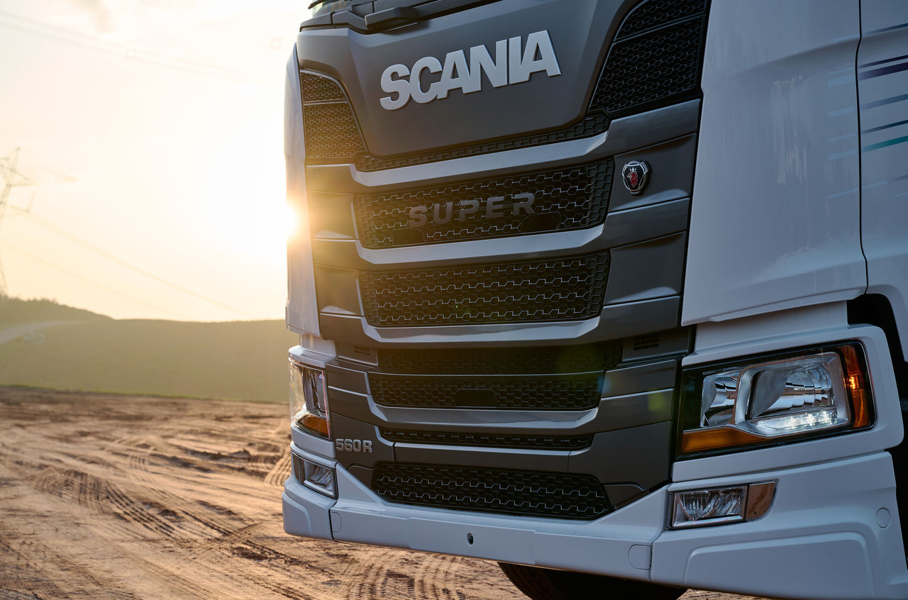  Camion Scania Super – gros plan sur la calandre au soleil.