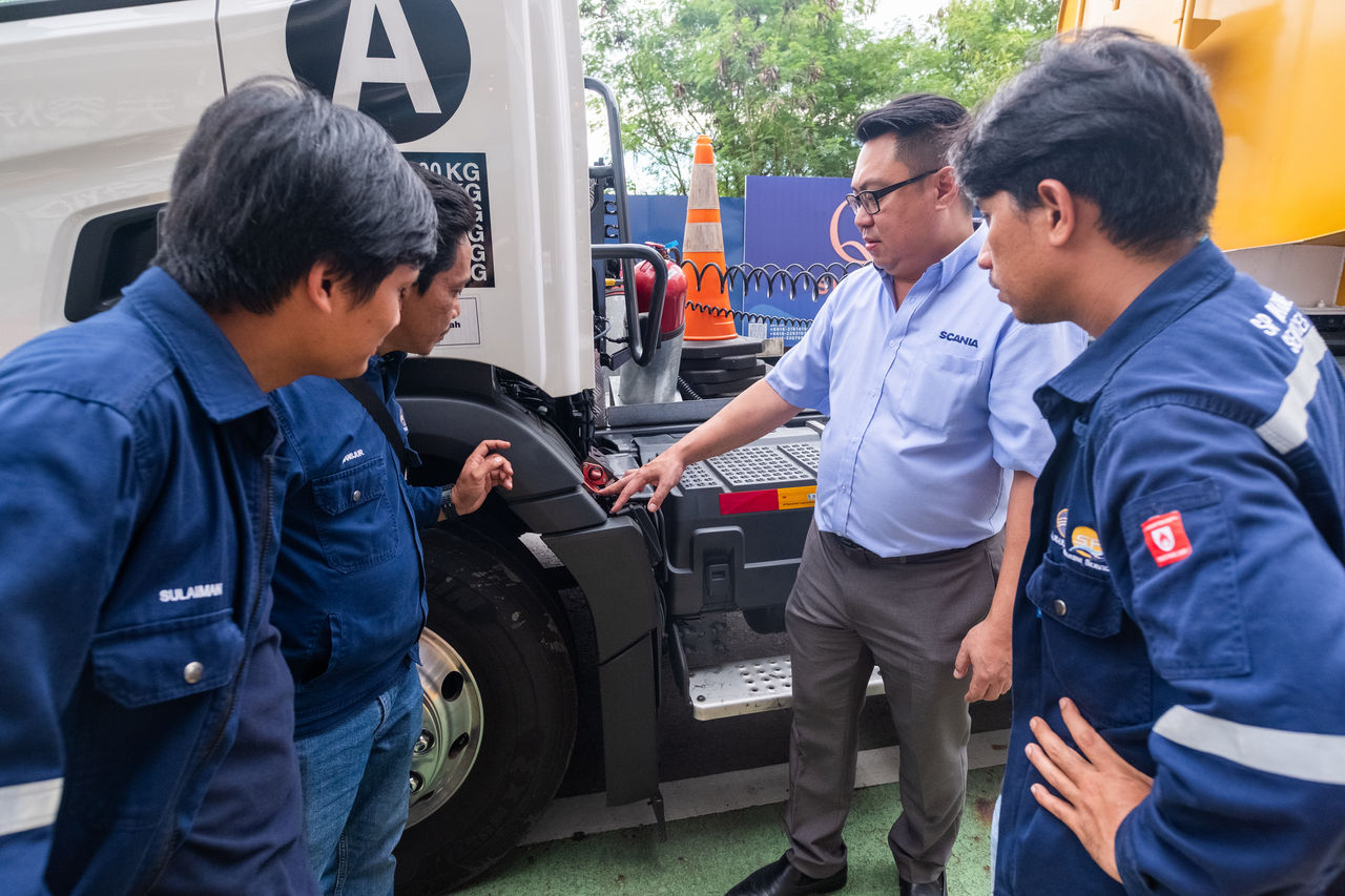 SCANIA EURO V FOR BULK ADR TRANSPORT EQUIPPED WITH ADAS