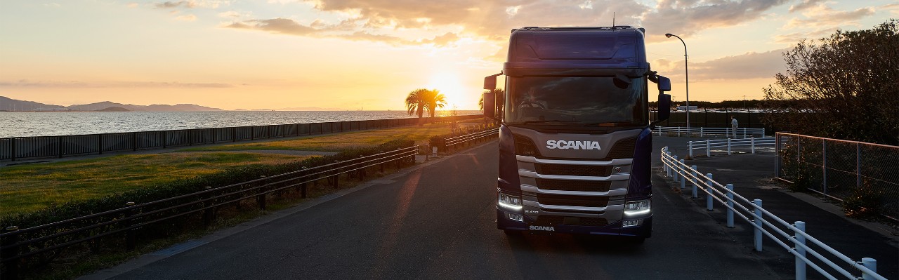  Een truck tijdens de zonsondergang