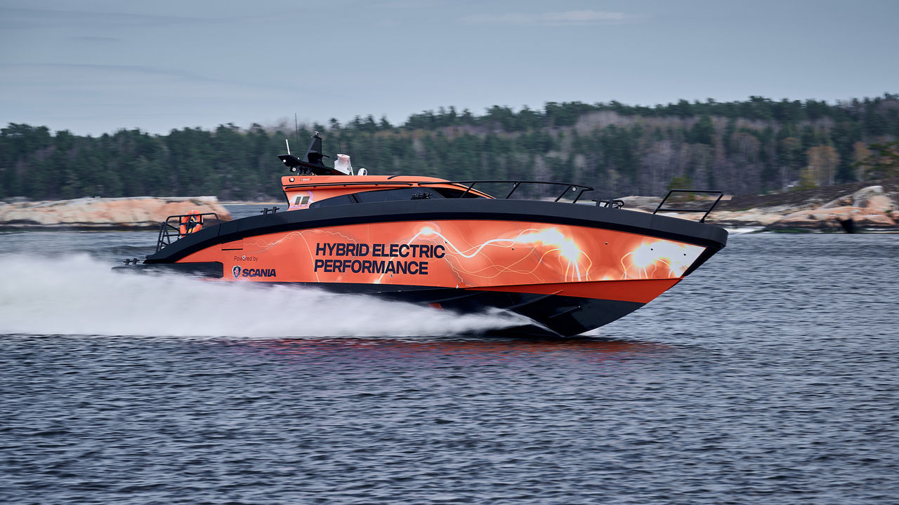 Barco marino con motor híbrido