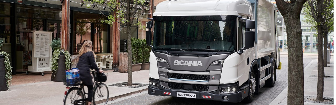 Kamion sa kabinom sa niskim ulazom L-serije kompanije Scania u vožnji kroz malu ulicu 