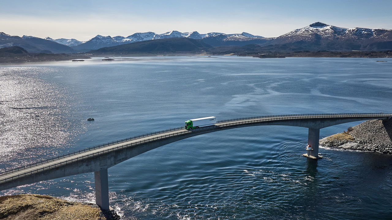 Scania-lastbil som kör över en bro