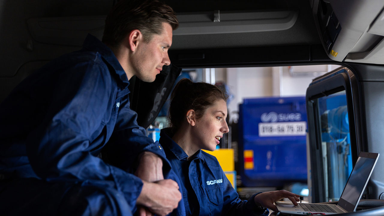 Servicetekniker som arbetar på en lastbil