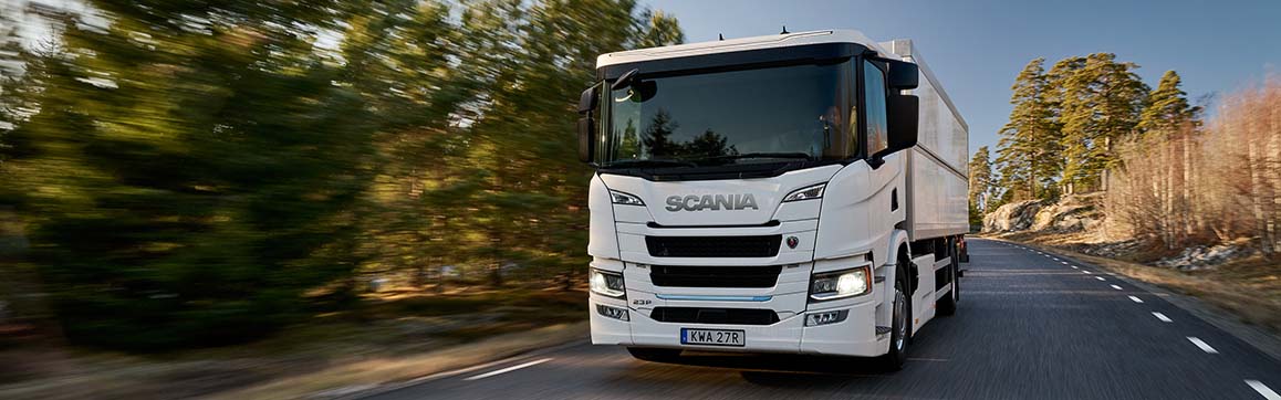 Scania ellastbil på landsväg