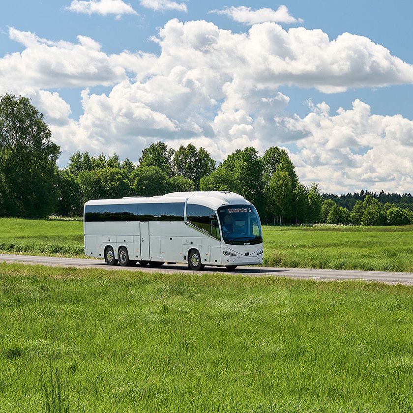 Vit Scania buss på landsväg
