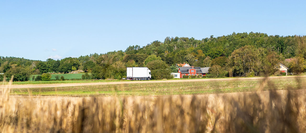 Vit lastbil på landsväg