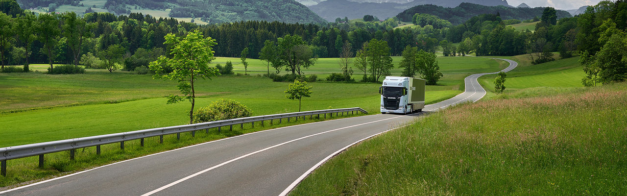 Scania lastbil på landsväg 