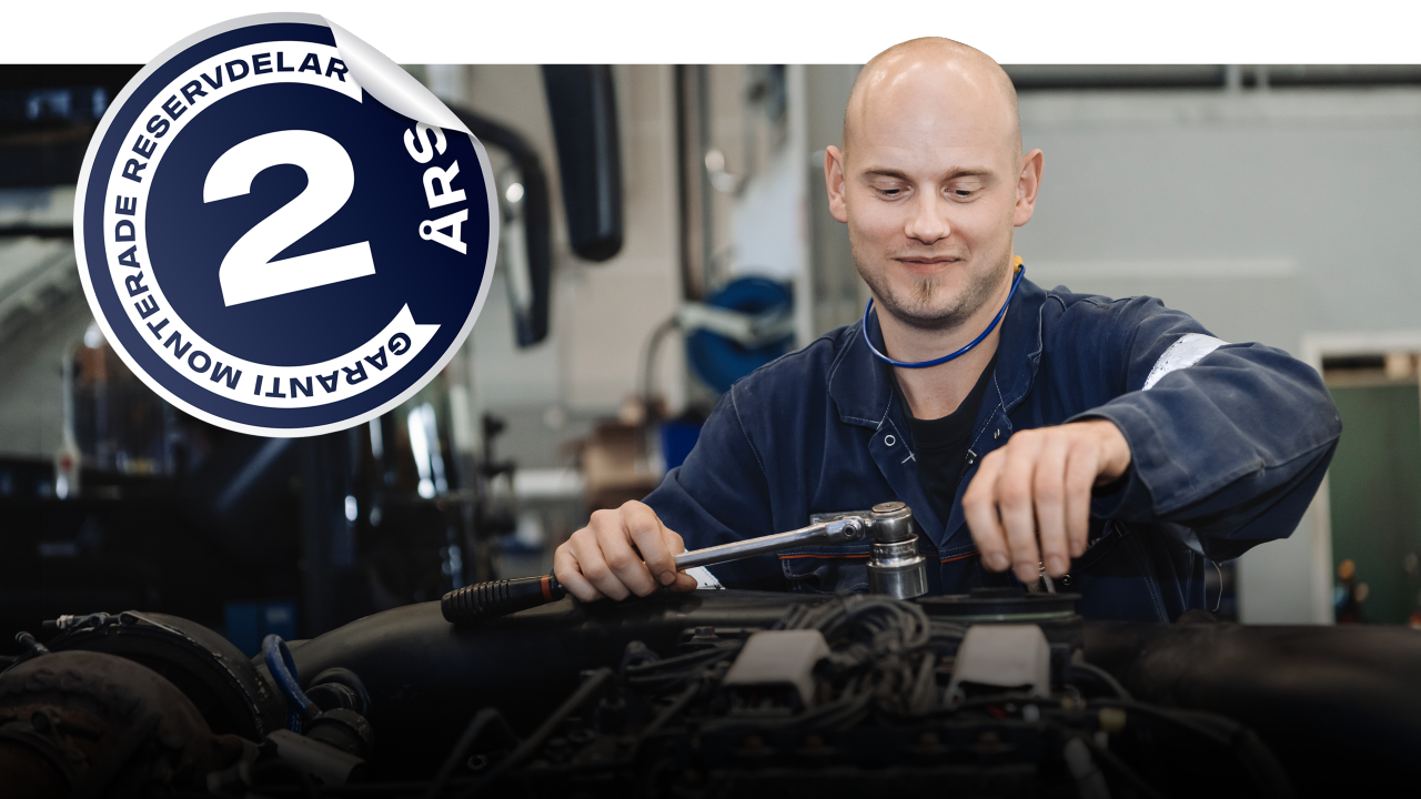 Scania-tekniker, der kigger på lastbil i værksted