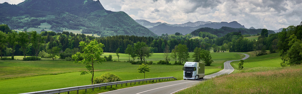 Električni tovornjak Scania 45-R 4x2 v pokrajini