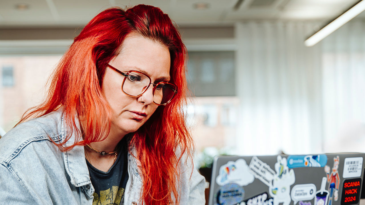 Julia Lautin, Data Scientist at Scania, looking at her laptop.