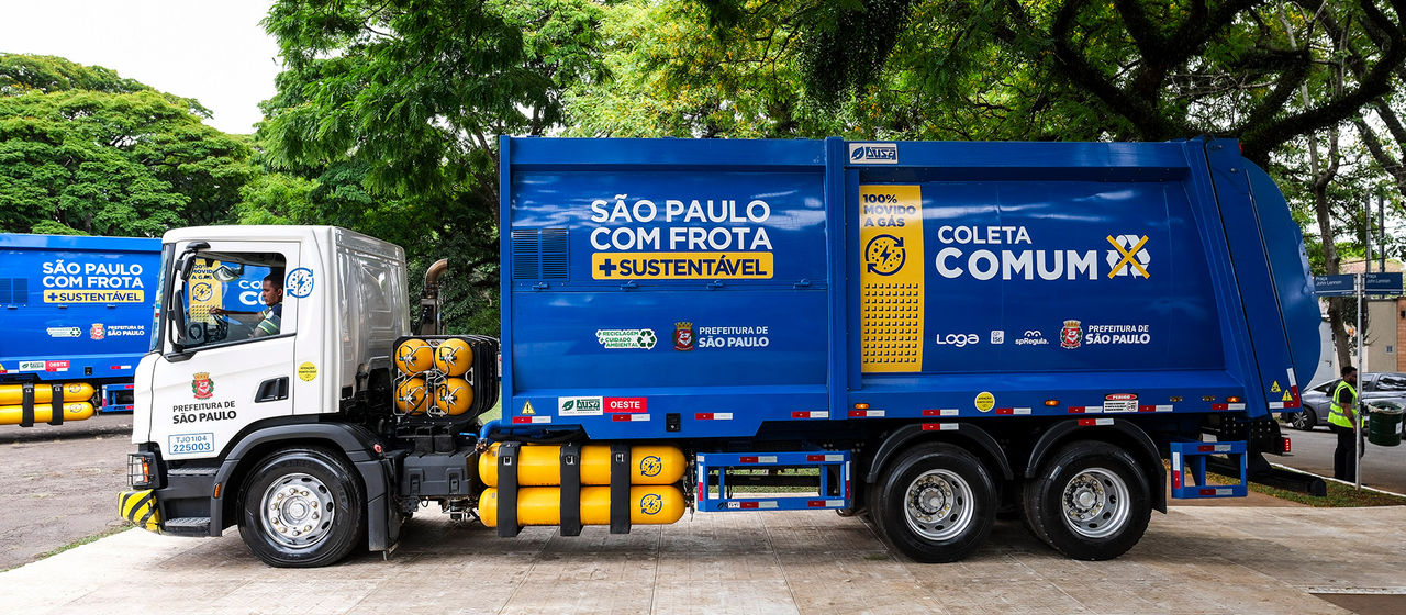 Scania waste collection truck powered by biomethane operating in São Paulo.